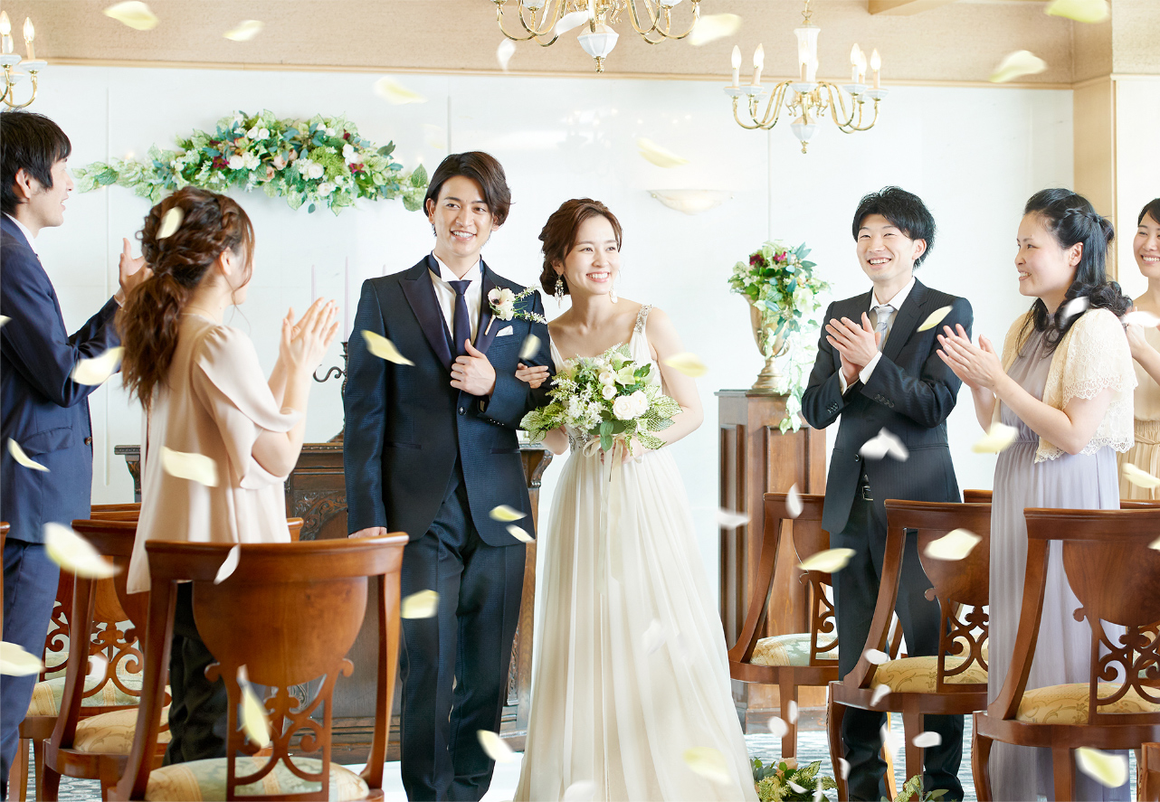 式場で祝福される花嫁と花婿のお写真